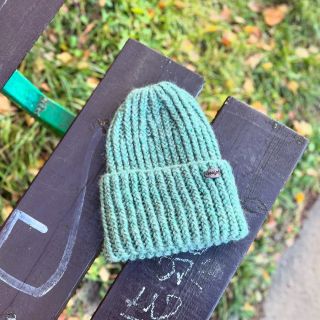 Jedna z mnoha dalších barev super teplých a nekousavých zimních čepic - jemná zelenkavá 💚 #winterfashion #knittingbeanie...