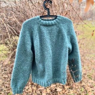 Na e-shopu je první letošní nový svetřík - velikost je cca S/M, krásná barva s názvem Severní moře, a můj (i váš) oblíbený...