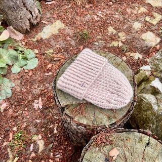 Teplá, nekousavá, přírodní materiál - alpaka, bavlna a ovčí vlna. Jaká další pozitiva by měla mít vaše zimní čepice? ☺️❄️🧶...