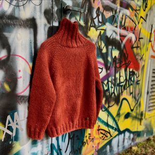 Opravdu teplý a zaručeně nekousavý rolák ze silné luxusní příze: hřejivá alpaka, jemná merino vlna a na doplnění bavlna...