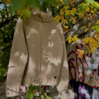 Přírodní barva, přírodní materiál tvořený alpakou, jemnou ovčí vlnou a bavlnou a poctivá ruční práce - to jsou atributy...